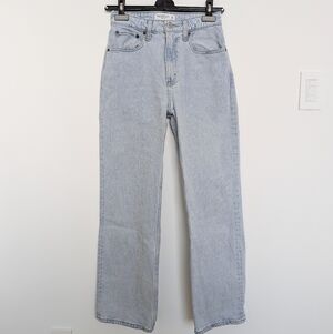 Abercrombie Curve Love High Rise 90s Relaxed Jean – Light, 25/0 Extra Short